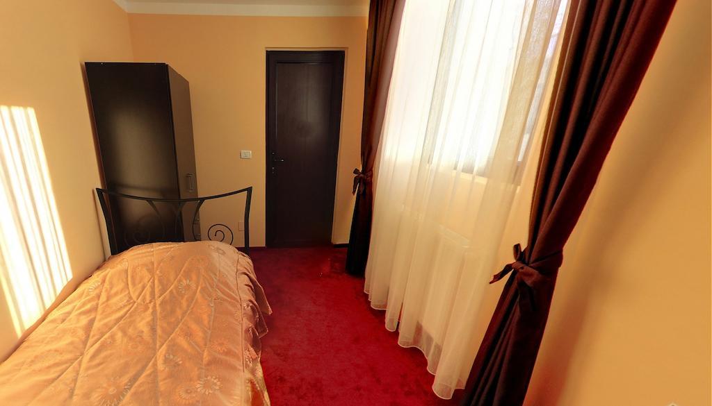 La Storia Guest House Piteşti Szoba fotó