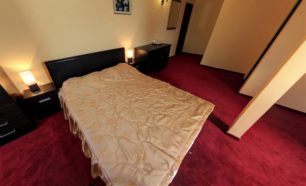 La Storia Guest House Piteşti Szoba fotó